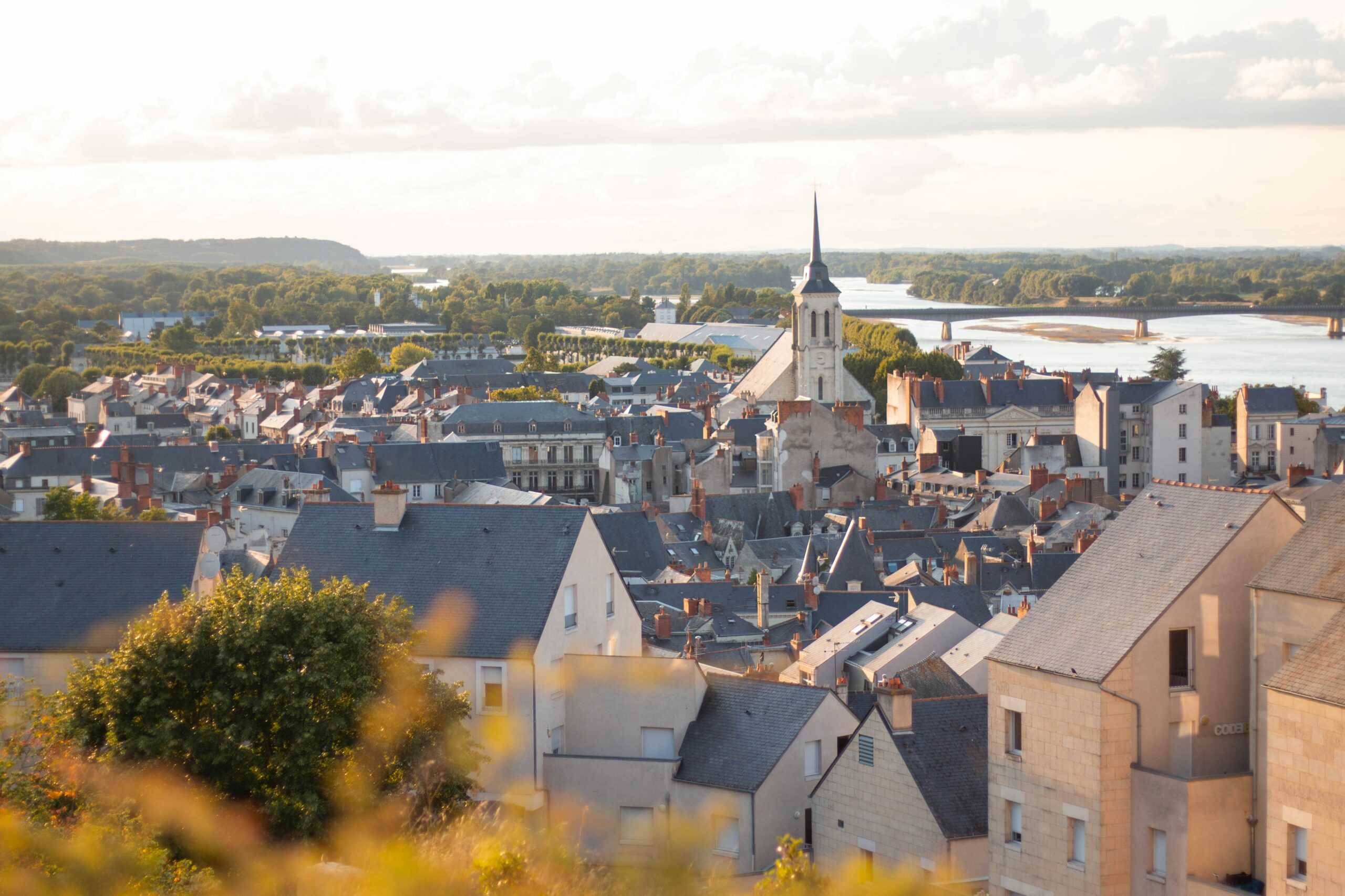Vue sur Saumur et la Loire au coucher du soleil.