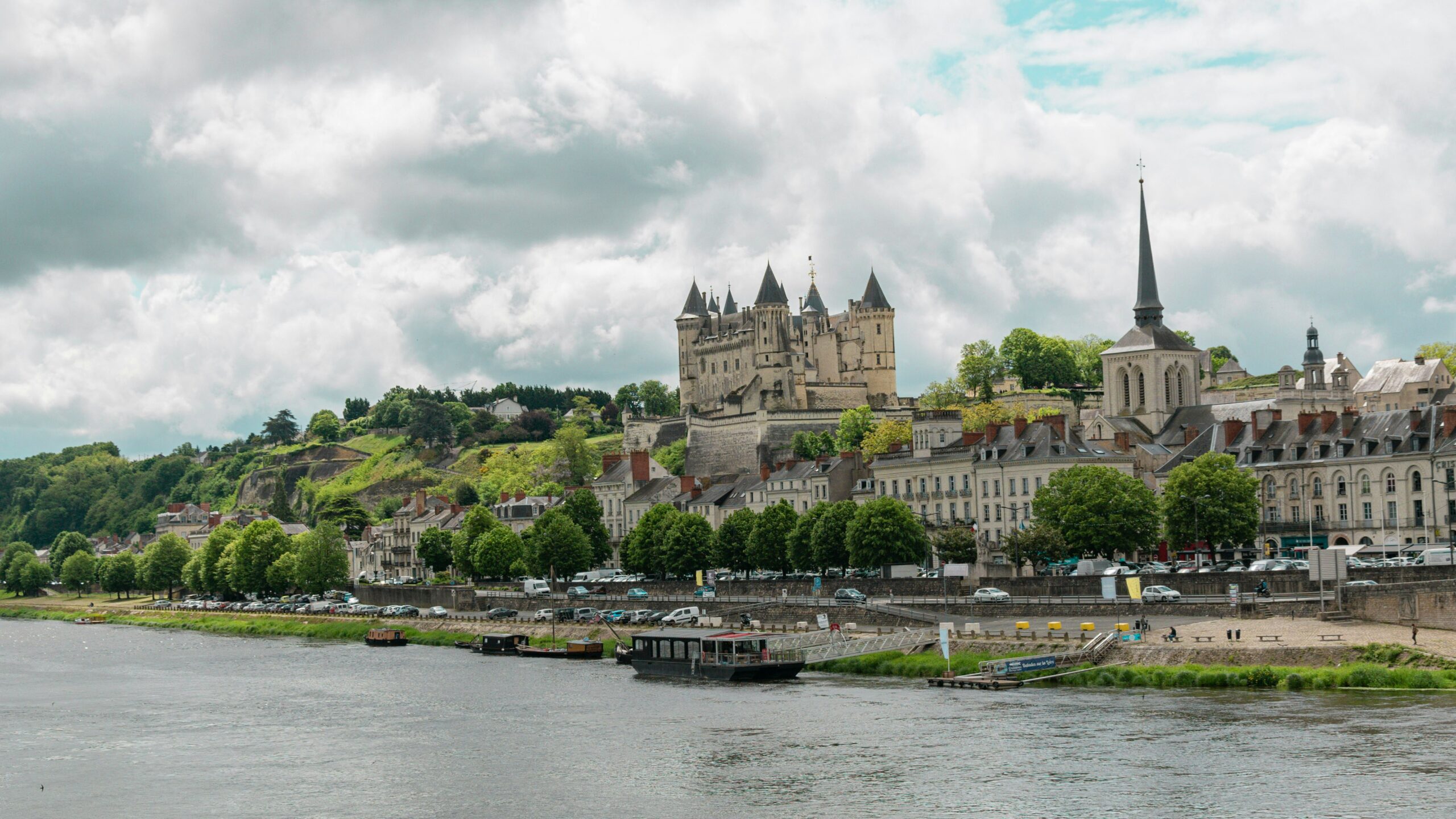Vue du château de Saumur dominant la Loire et le centre historique