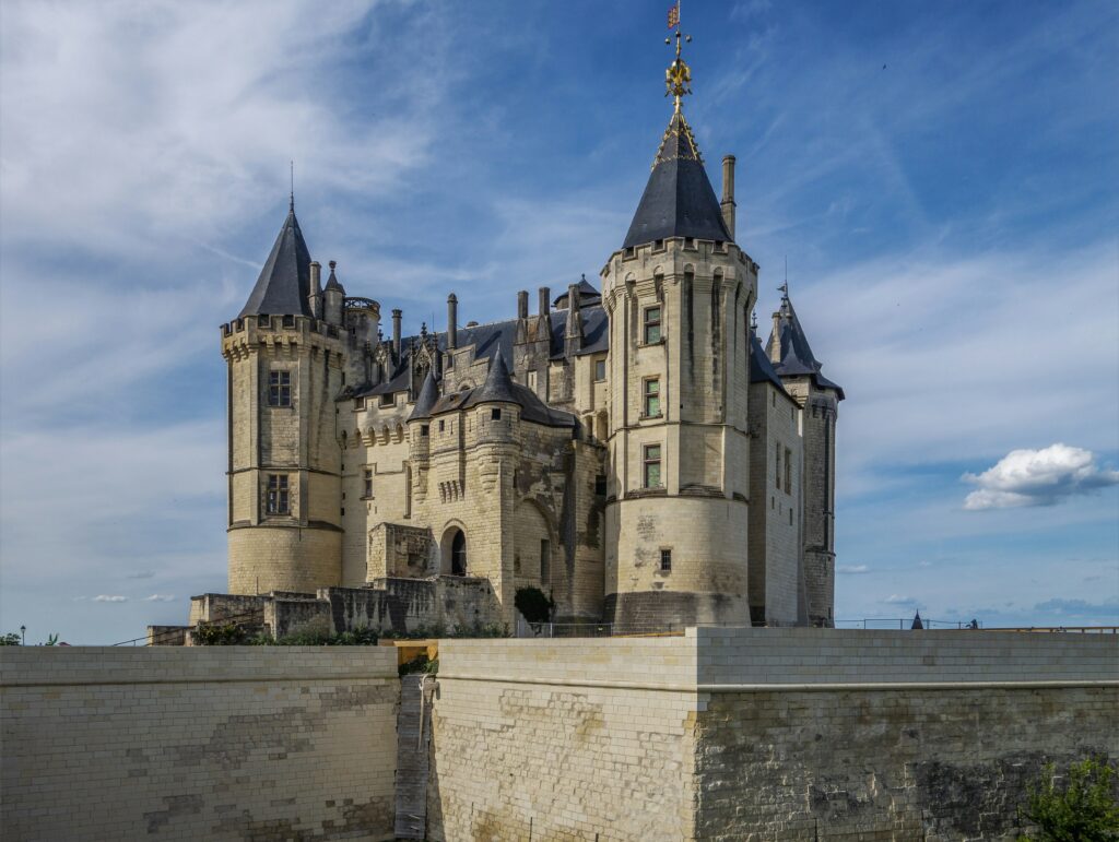 Château de Saumur vu depuis ses jardins fleuris.