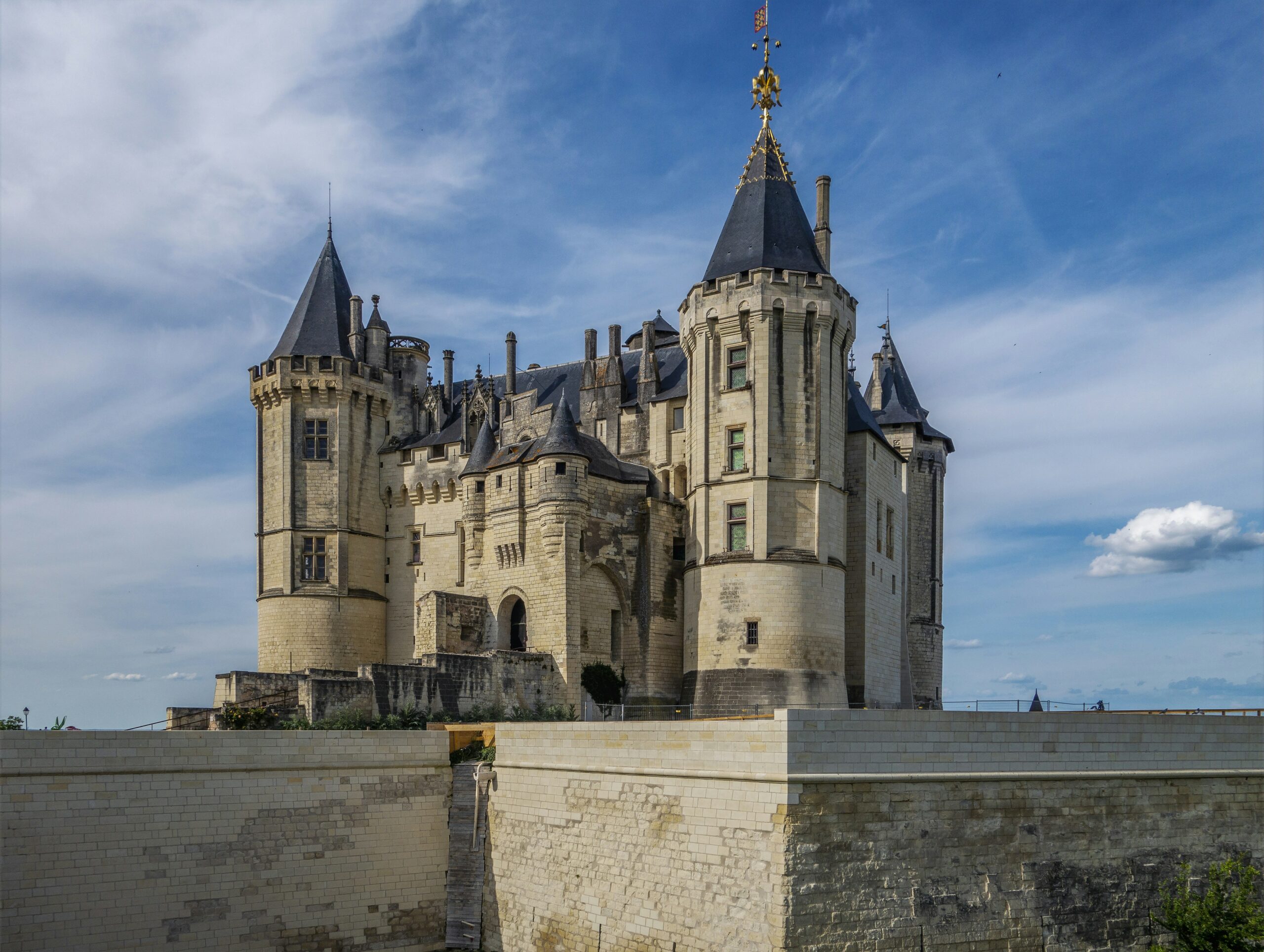 Château de Saumur vu depuis ses jardins fleuris.