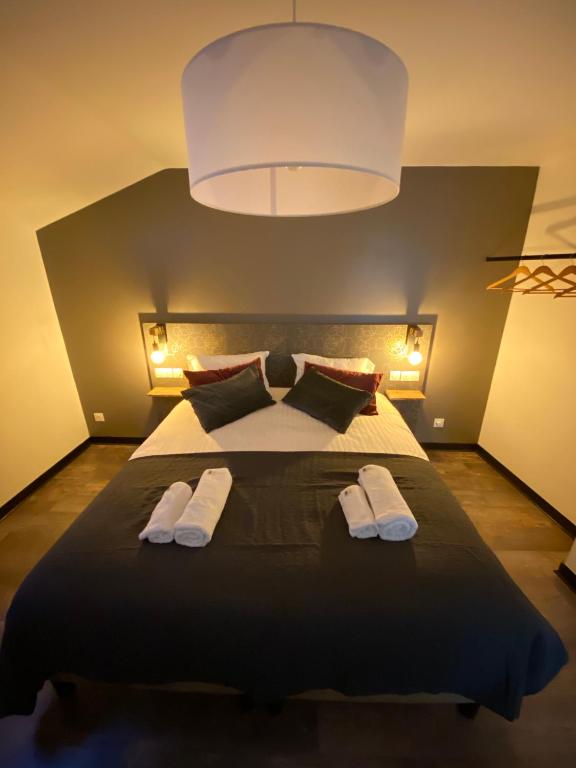 Chambre d'hôte grise composée d'un lit deux places
