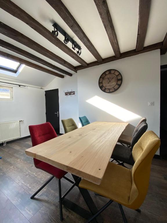 Salle à manger décorée d'une table en bois et de chaises colorées