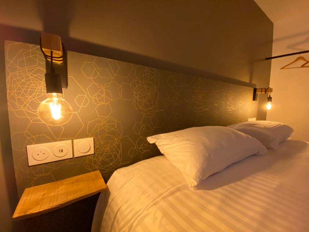 Tête de lit deux places grise décorée de motifs blancs