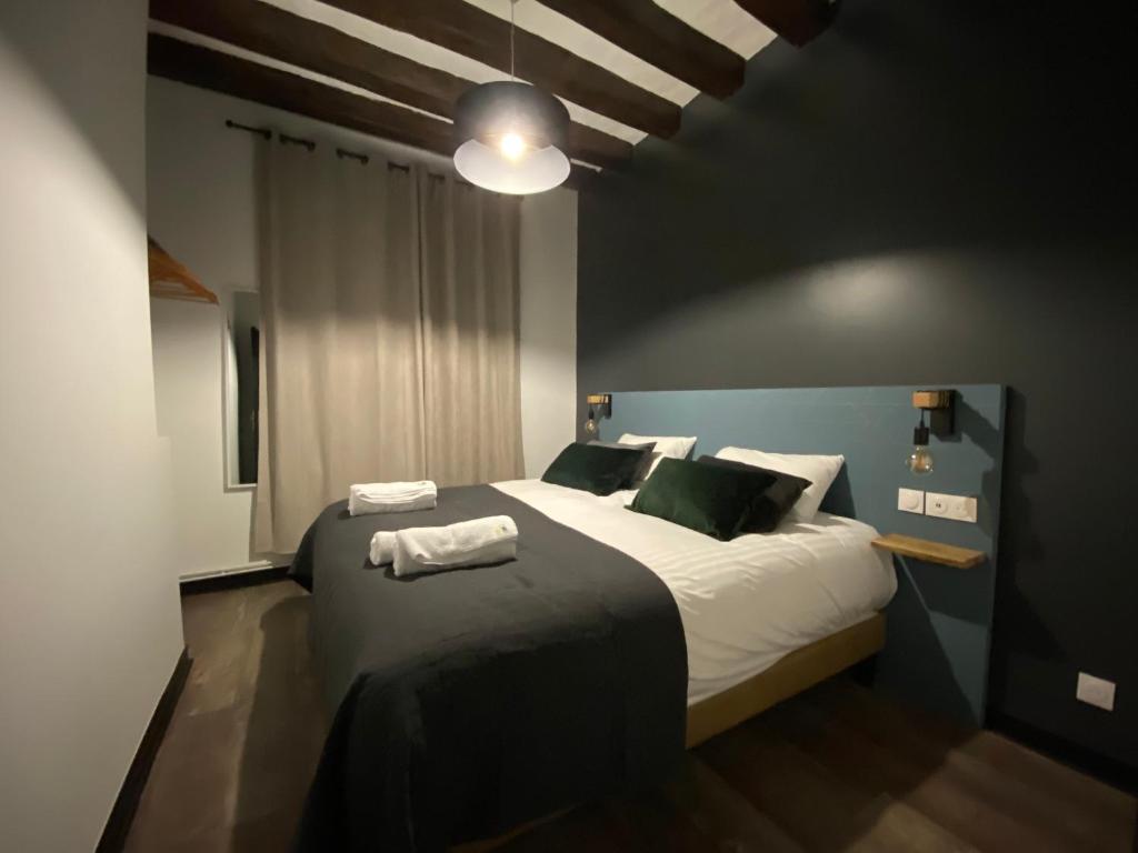 Chambre avec un lit deux places