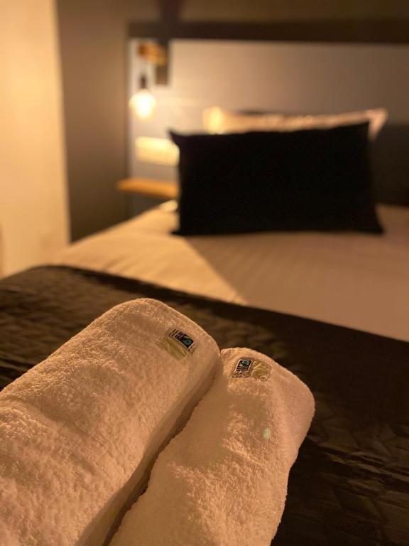 Serviettes posées sur un lit double