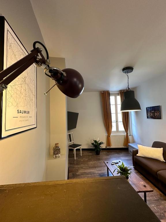 Salon avec canapé et télévision
