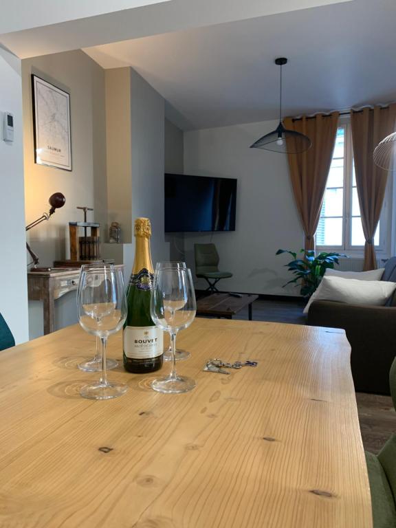 Bouteille de champagne sur une table en bois