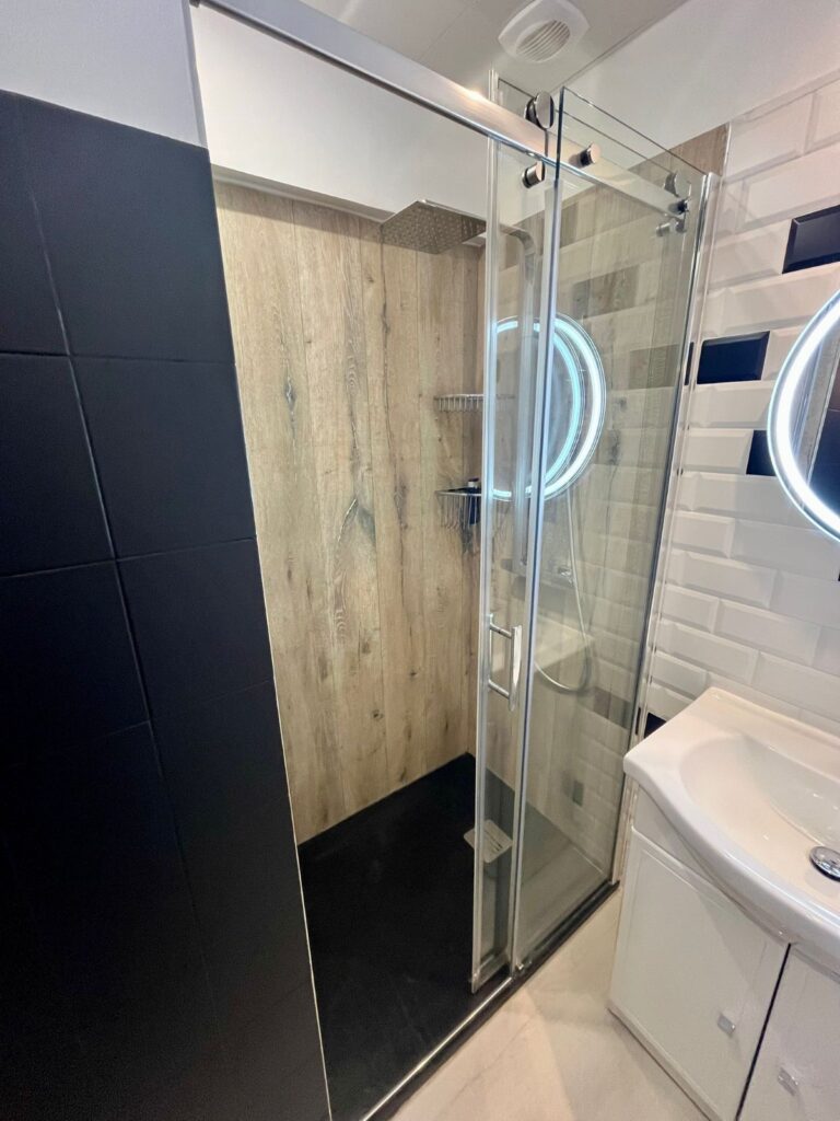 Douche vitrée noire et bois