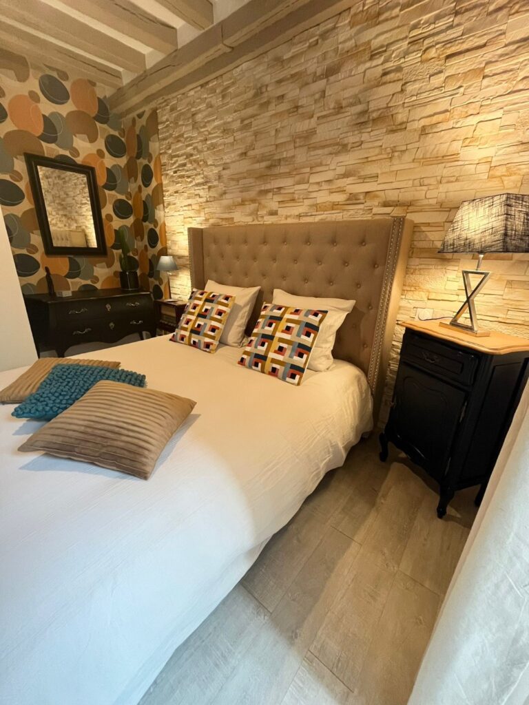 Chambre beige avec lit double