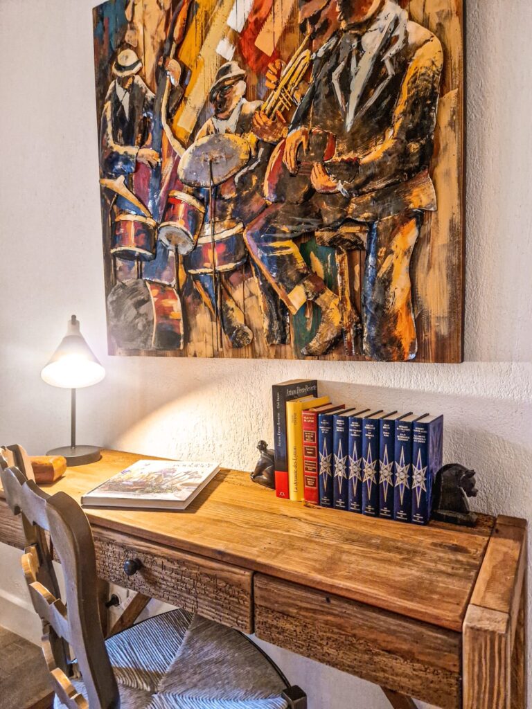 Bureau et décoration murale vintage