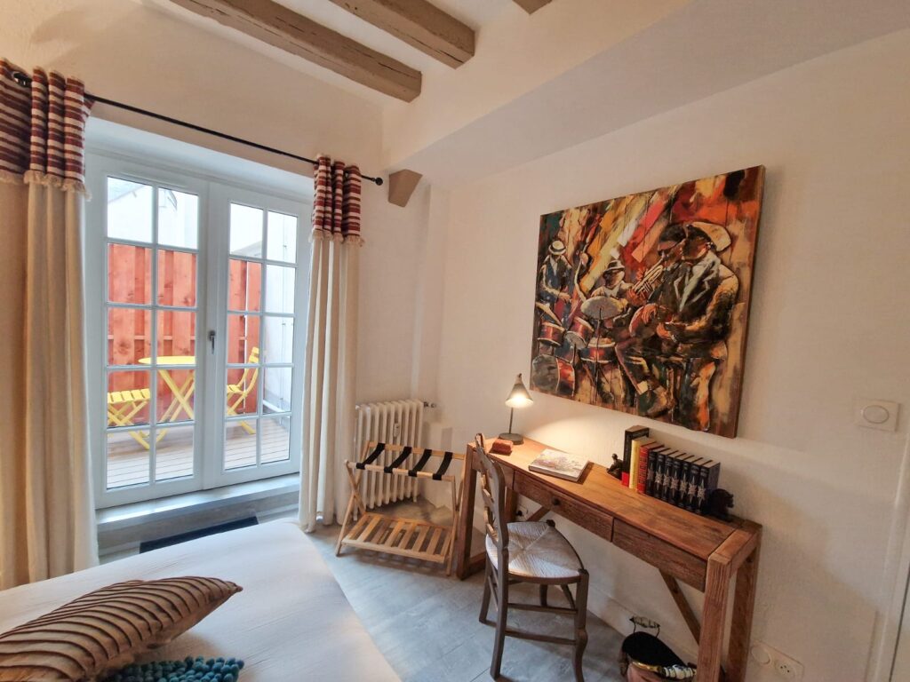 Terrasse extérieure de la chambre beige