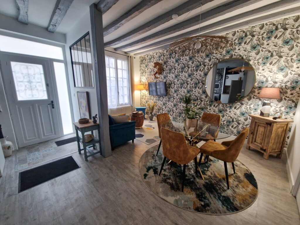 Salon et salle à manger avec canapé et table à manger