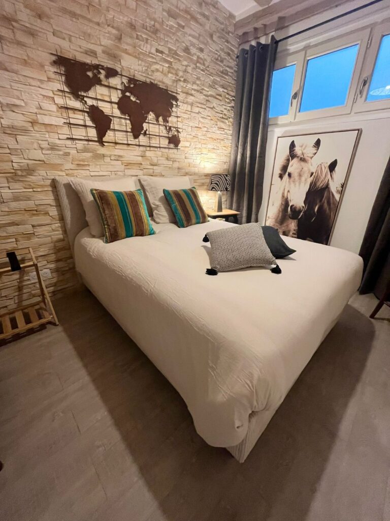 Chambre blanche avec lit double
