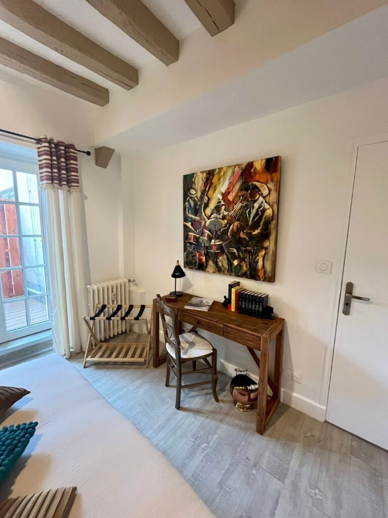 Chambre avec bureau et terrasse