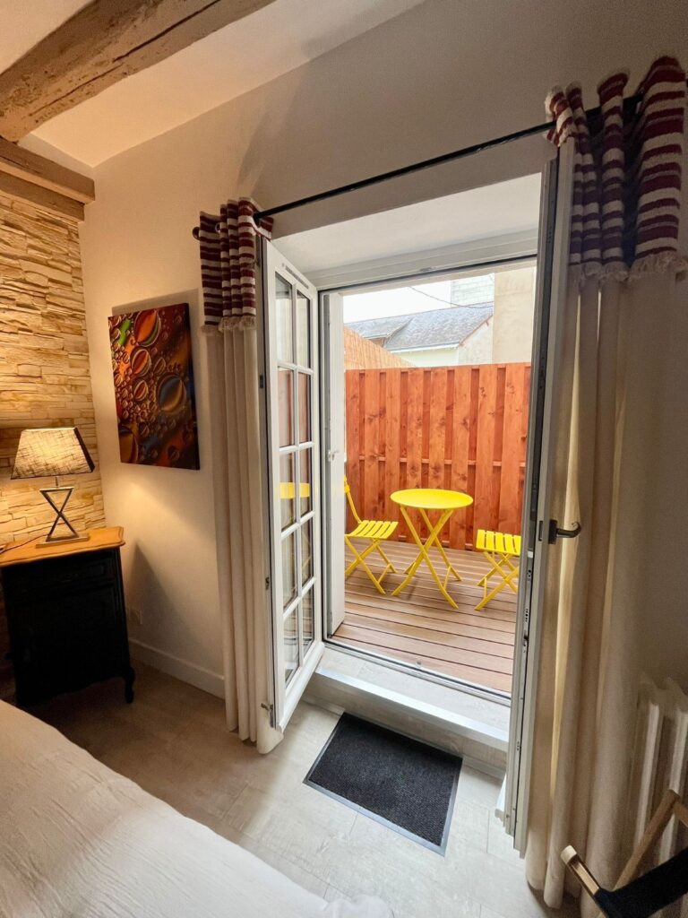 Chambre donnant sur une terrasse extérieure